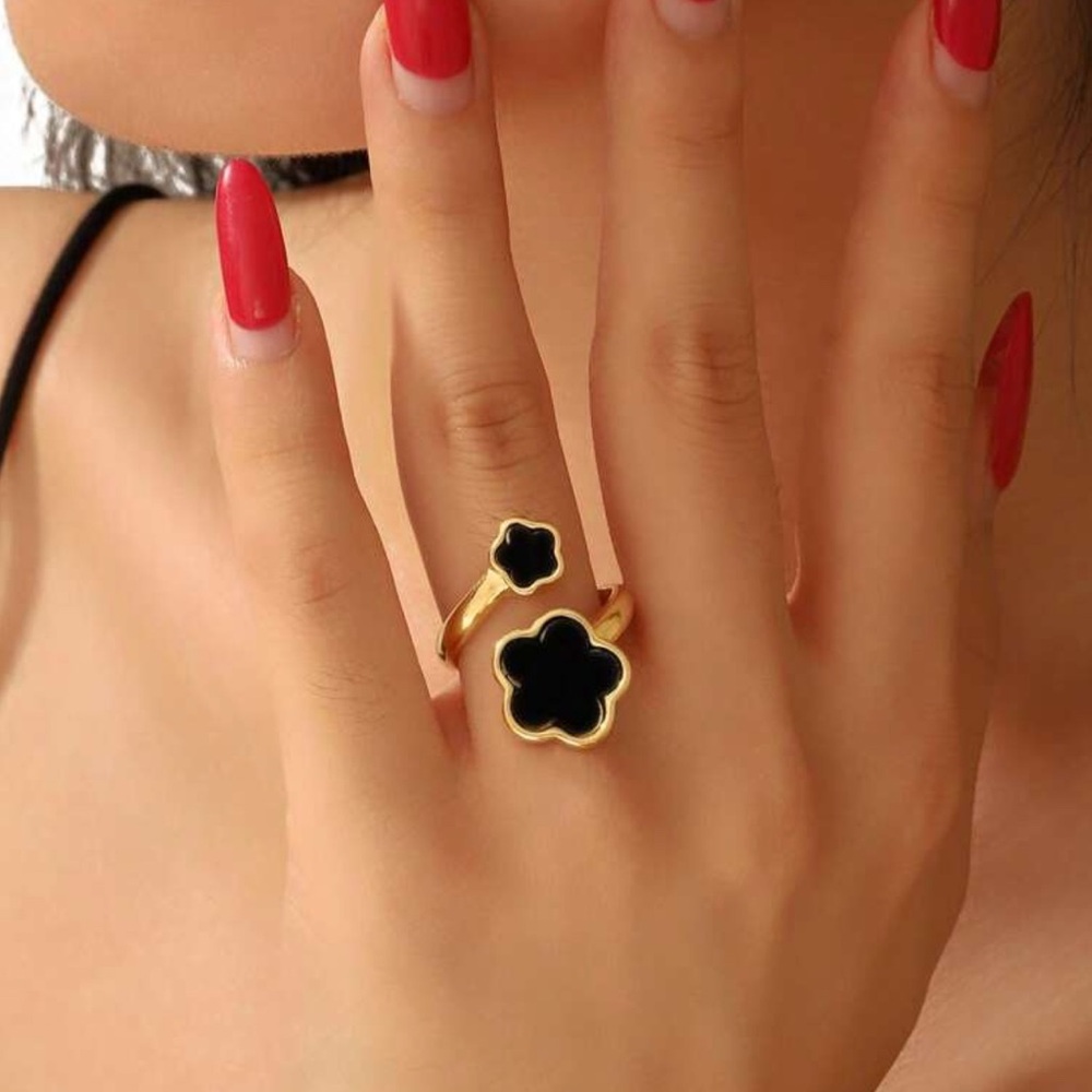 1 Piece : Elegant Black and Gold Flower Ring